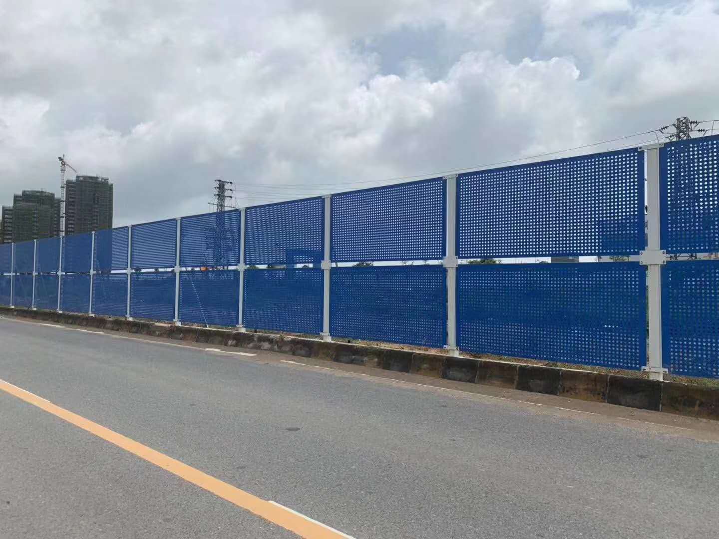 沖孔網(wǎng)護(hù)欄