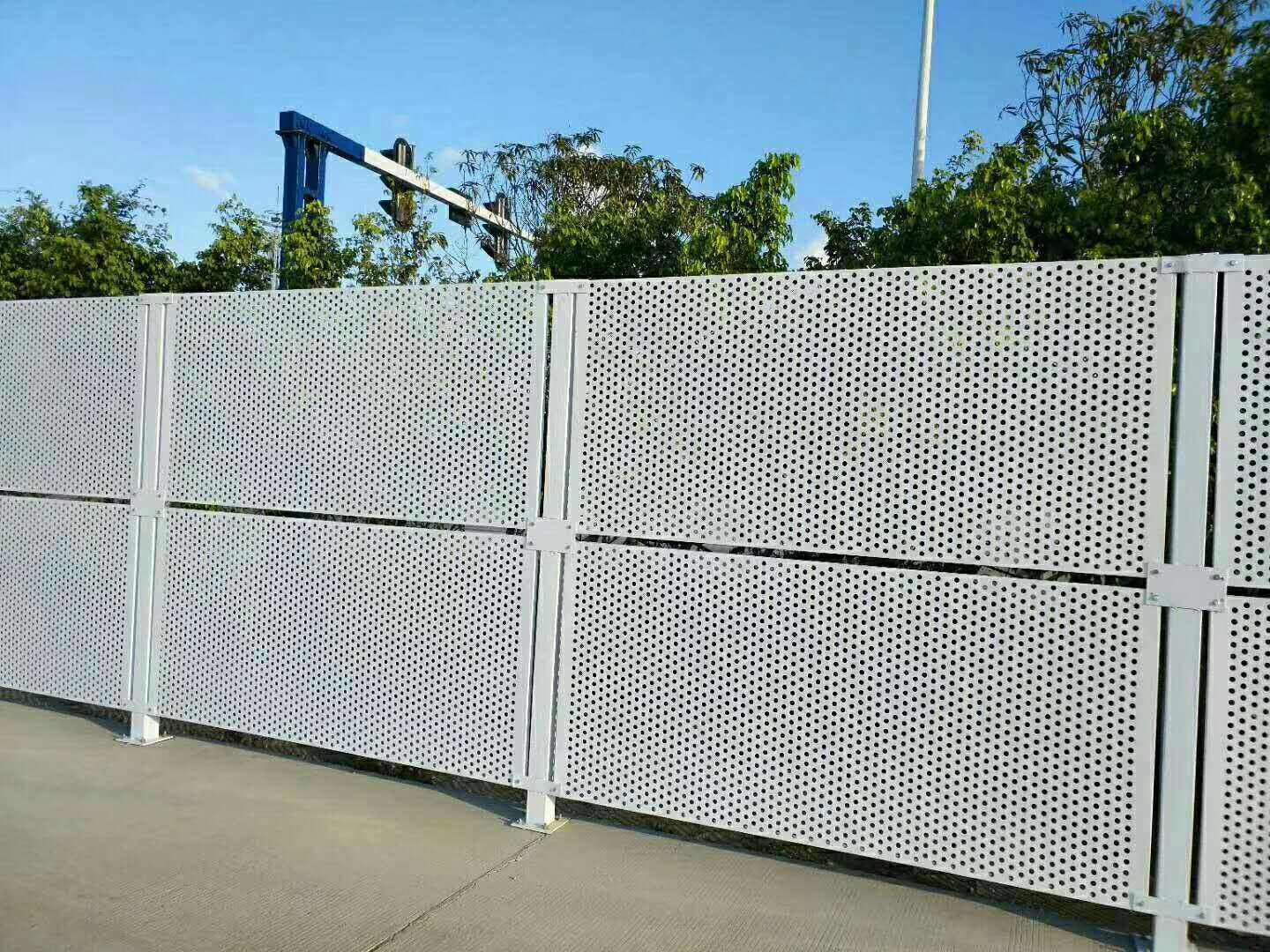 沖孔網護欄圖片3