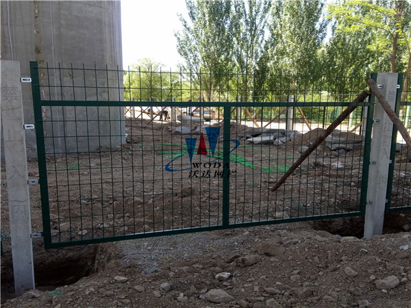 ?？阼F路護(hù)欄_金屬柵欄網(wǎng)片工程案例圖片2