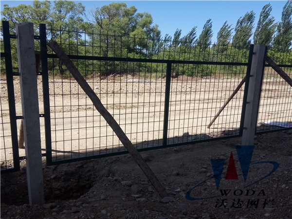 ?？阼F路護(hù)欄_金屬柵欄網(wǎng)片工程案例圖片4