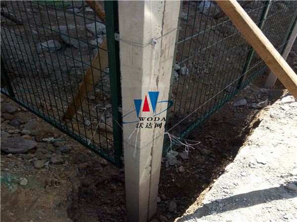 ?？阼F路護(hù)欄_金屬柵欄網(wǎng)片工程案例圖片5