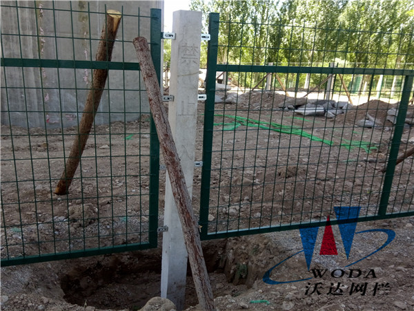 ?？阼F路護(hù)欄_金屬柵欄網(wǎng)片工程案例圖片6