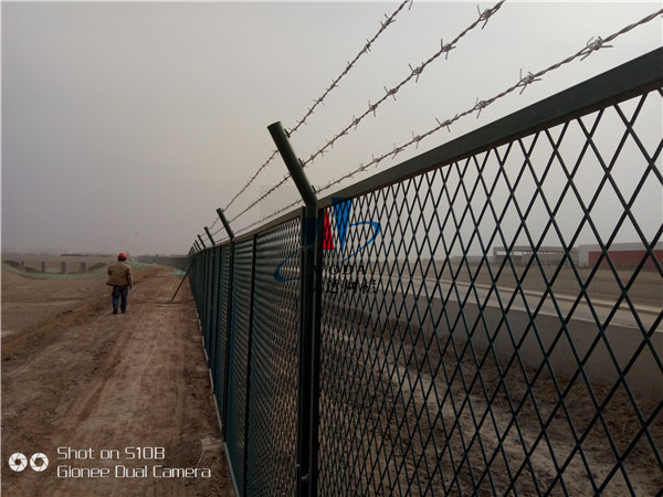 柳州北京大興機(jī)場(chǎng)附近河道護(hù)欄網(wǎng)案例圖片5