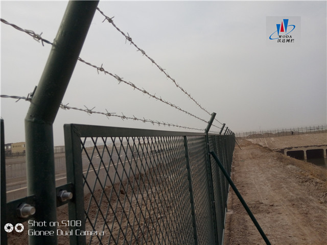 柳州北京大興機(jī)場(chǎng)附近河道護(hù)欄網(wǎng)案例圖片2