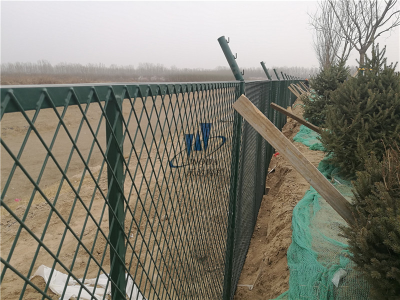 柳州北京大興機(jī)場(chǎng)附近河道護(hù)欄網(wǎng)案例圖片8